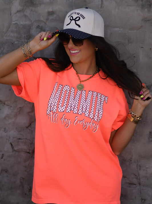Mommin' Tee